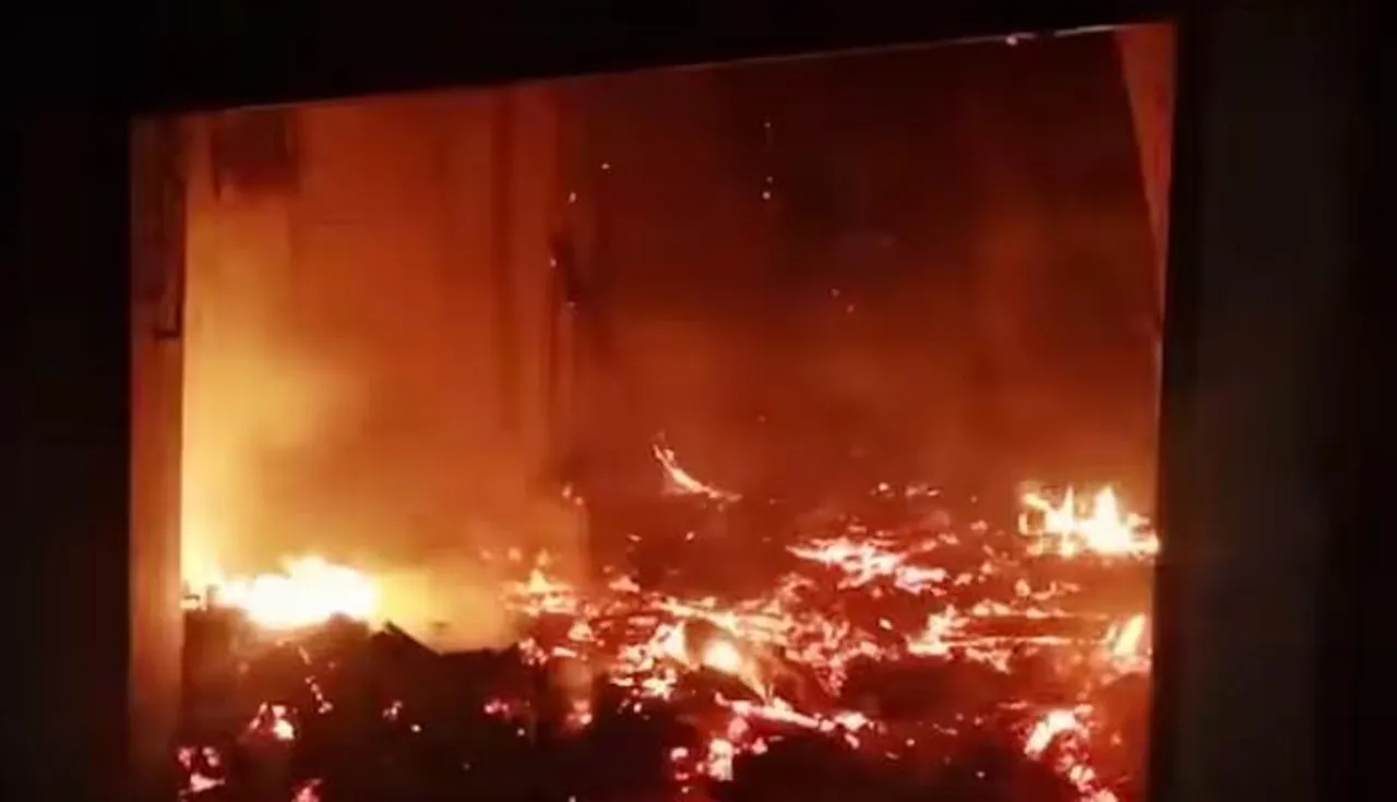 বাগনান স্টেশন সংলগ্ন বাজারে বিধ্বংসী আগুন