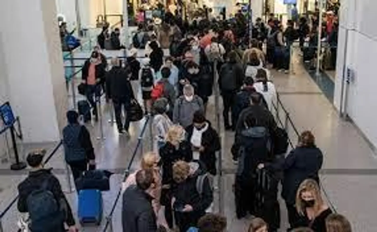 সংক্রমণে ডেল্টাকেও ছাপিয়ে যেতে পারে ওমিক্রন