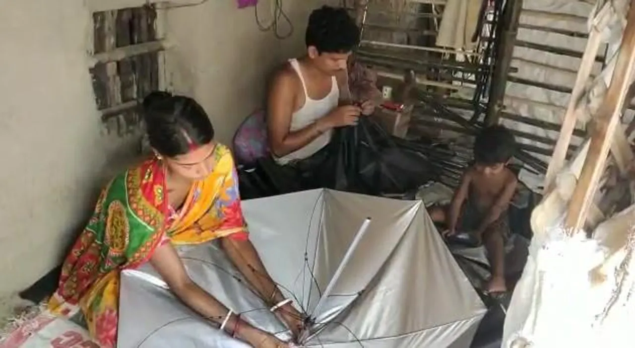 দুর্ঘটনায় হারিয়েছেন পা, মেলেনি সরকারি সাহায্য! ছাতা তৈরি করে সংসার চালাচ্ছেন চন্দ্রকোণার গণেশ