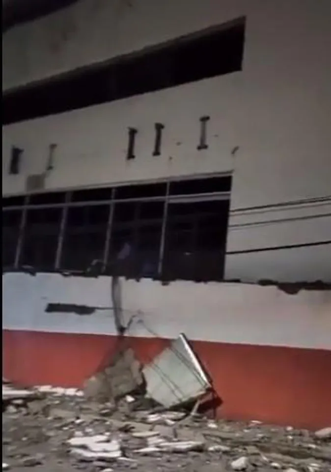 মেক্সিকোতে ভূমিকম্পের ফলে ভেঙে পড়ল বাড়ির একাংশ, দেখুন ভিডিও