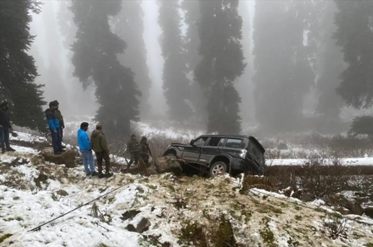 বারামুল্লার বরফে ঢাকা গুলমার্গ-বুটাপাথরি রোডে গাড়ি দুর্ঘটনায় আহত ৬