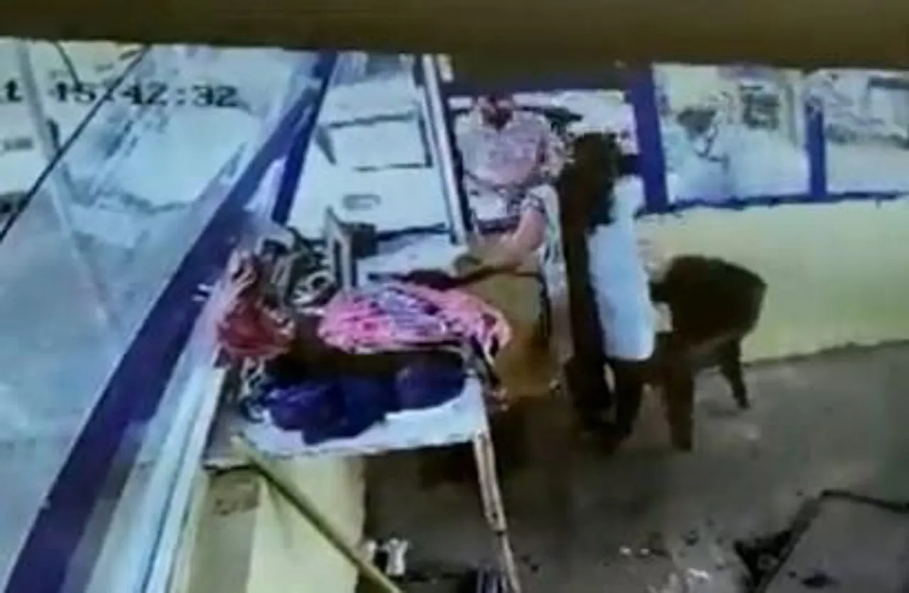 মহিলা টোল বুথ কর্মীকে মারধর এক ব্যক্তির