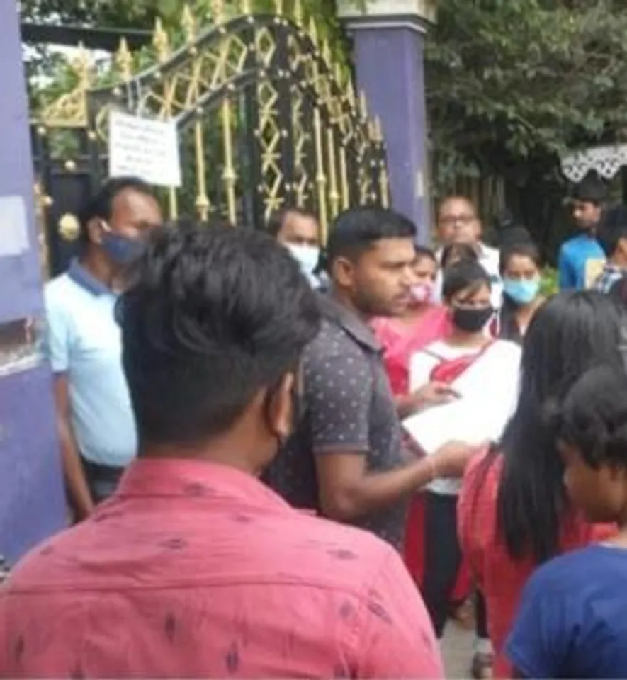 স্কলারশিপের ফর্মে সই করতে নাজেহাল অবস্থা পড়ুয়াদের