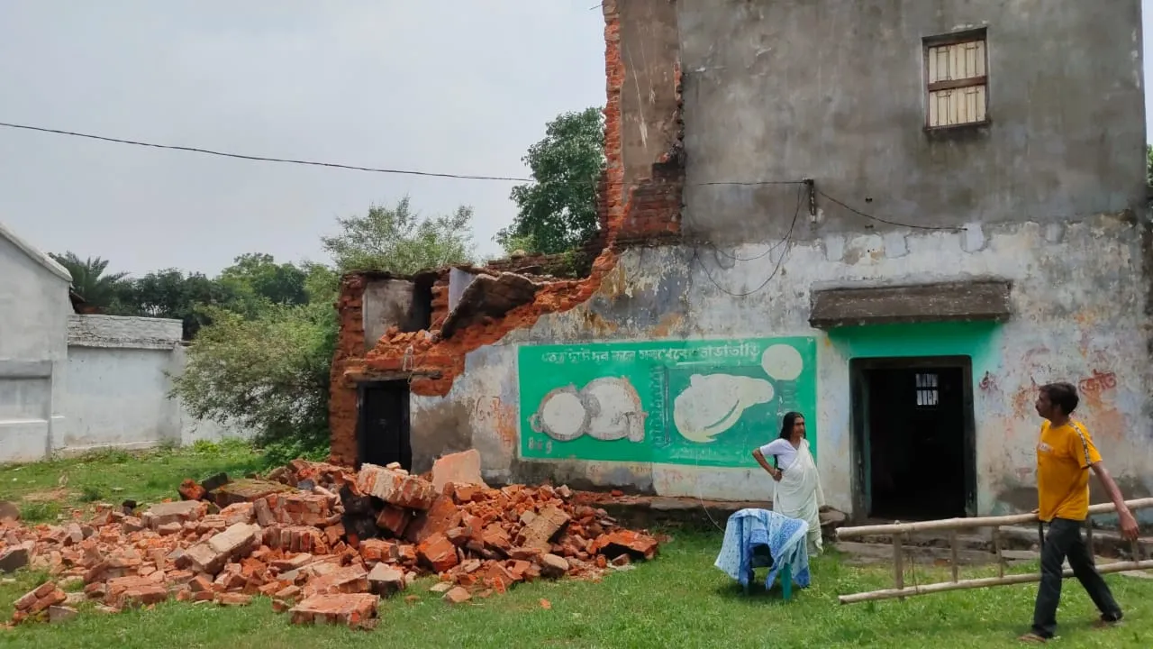 অতিরিক্ত বৃষ্টির জেরে ধসে পড়ল বাড়ির ছাদ,অল্পের জন্য প্রাণে বাঁচলো পরিবারের সদস্যরা