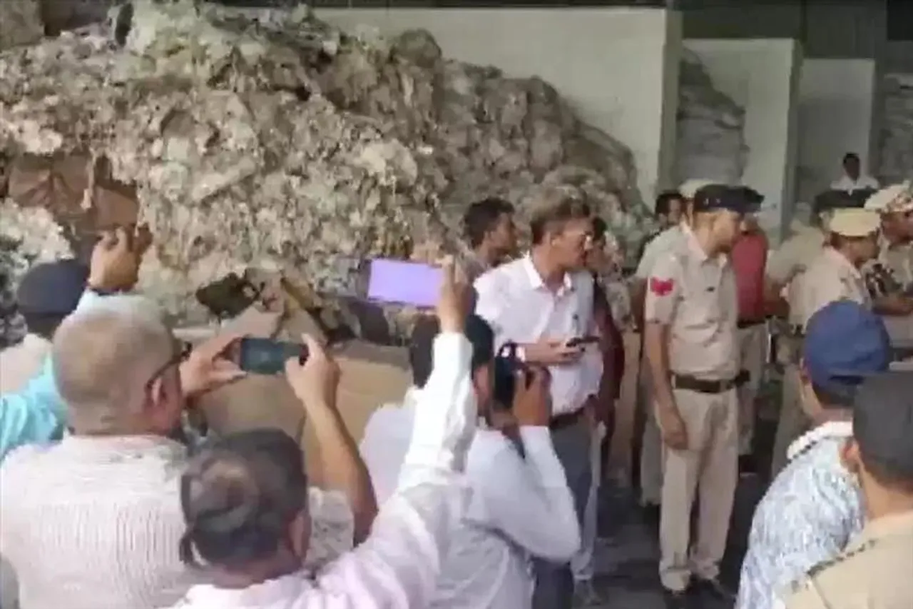 ট্যাঙ্ক পররিষ্কারের সময় বিষাক্ত গ্যাসে মৃত্যু ৪ শ্রমিকের