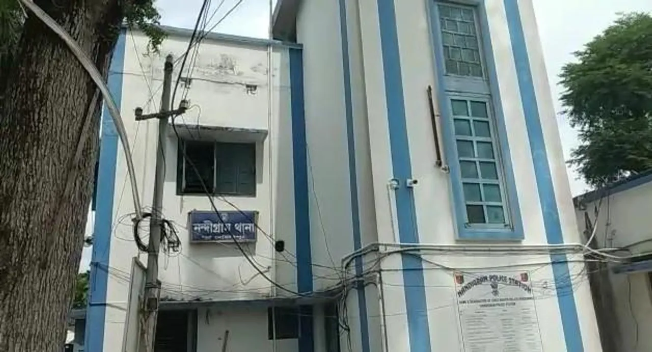 টাকা দিয়েও মেলেনি চাকুরি, প্রতারক যুবককে লাইট পোস্টে বেঁধে মারধর-জুতোপেটা