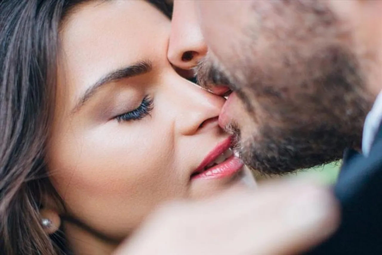 সেক্স লাইফে আনন্দ পেতে সঙ্গীনীর সঙ্গে ভাগ করে নিন ঘরের কাজ