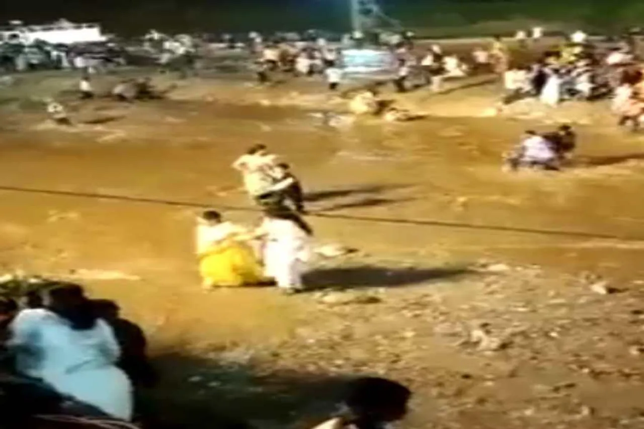 মাল নদীর চড়ে আটকে পড়া দর্শনার্থীদের উদ্ধার চলছে- দেখুন ভিডিও