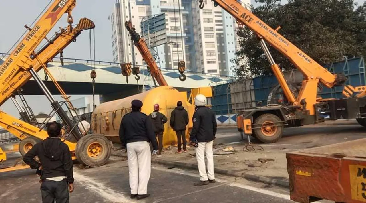 ফের নবান্নের সামনে উল্টে গেল ছাইবোঝাই ট্যাঙ্কার