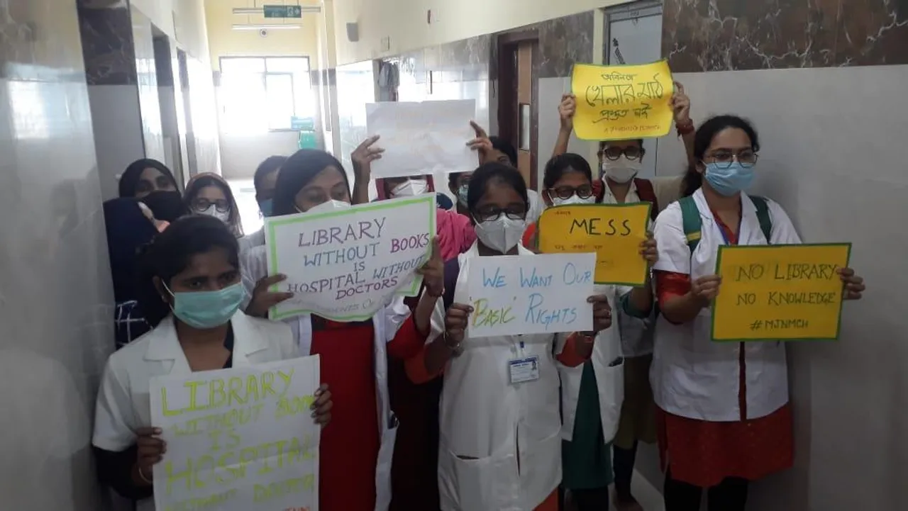 পরিকাঠামোগত অব্যবস্থার অভিযোগে অধ্যক্ষকে ঘেরাও করে বিক্ষোভ ছাত্র-ছাত্রীদের