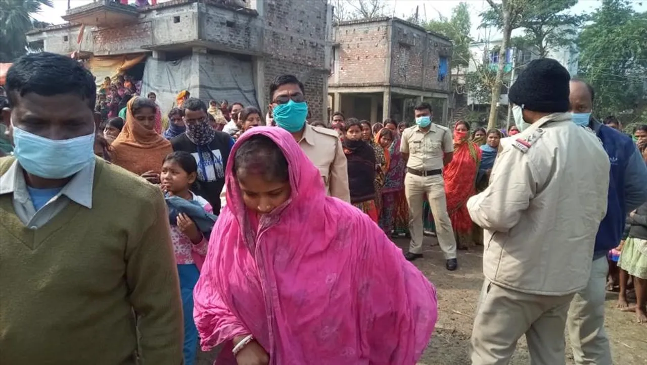 সন্দেহের বসে প্রকাশ্যে গৃহবধূকে মারধর!