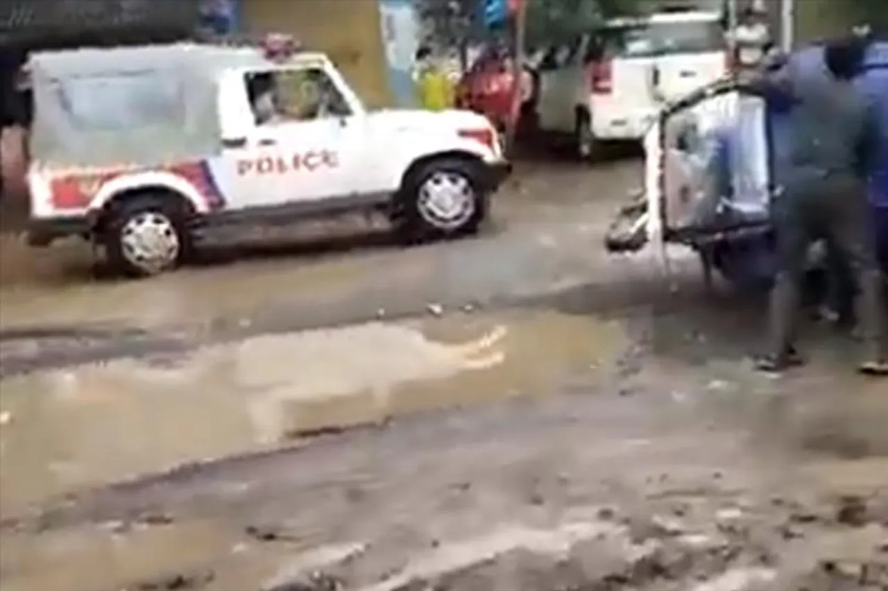 চোখের সামনে উল্টে গেল টোটো, থামলো না পুলিশে গাড়ি