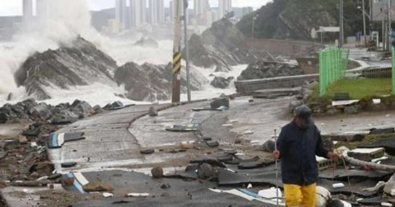 শক্তিশালী টাইফুন হিন্নামনরের থাবায় দক্ষিণ কোরিয়ায় মহাবিপর্যয়