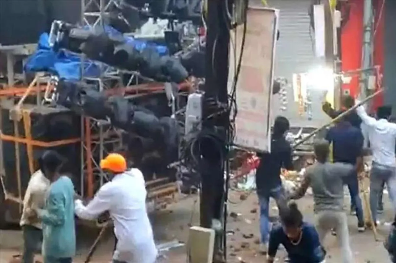 বিসর্জনের সময় ২ গোষ্ঠীর সংঘর্ষে উত্তেজনা, রইল ভিডিও