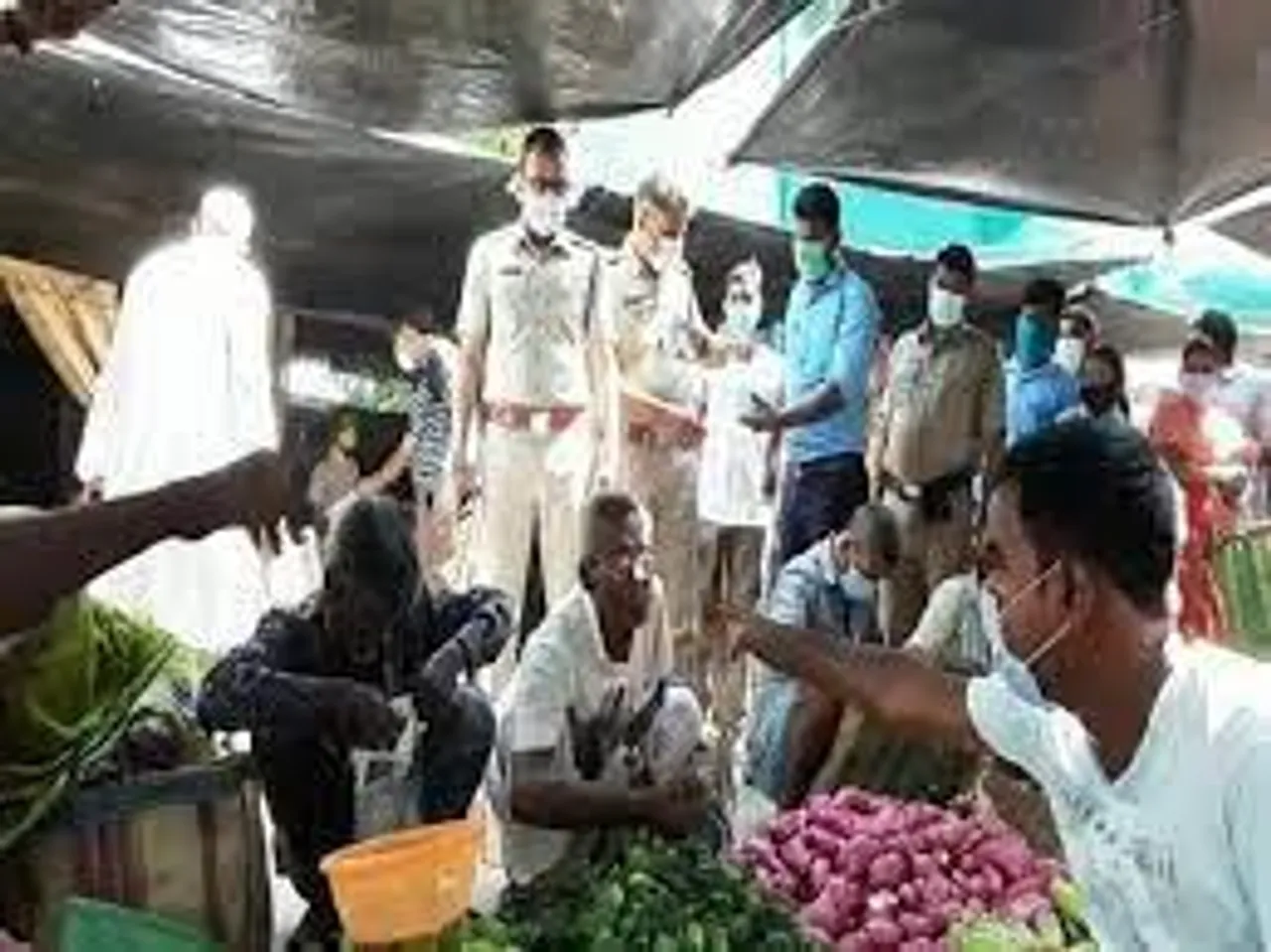 মাইক্রো কন্টেনমেন্ট ঘোষণার পর সোনারপুর বাজারে পুলিশের অভিযান