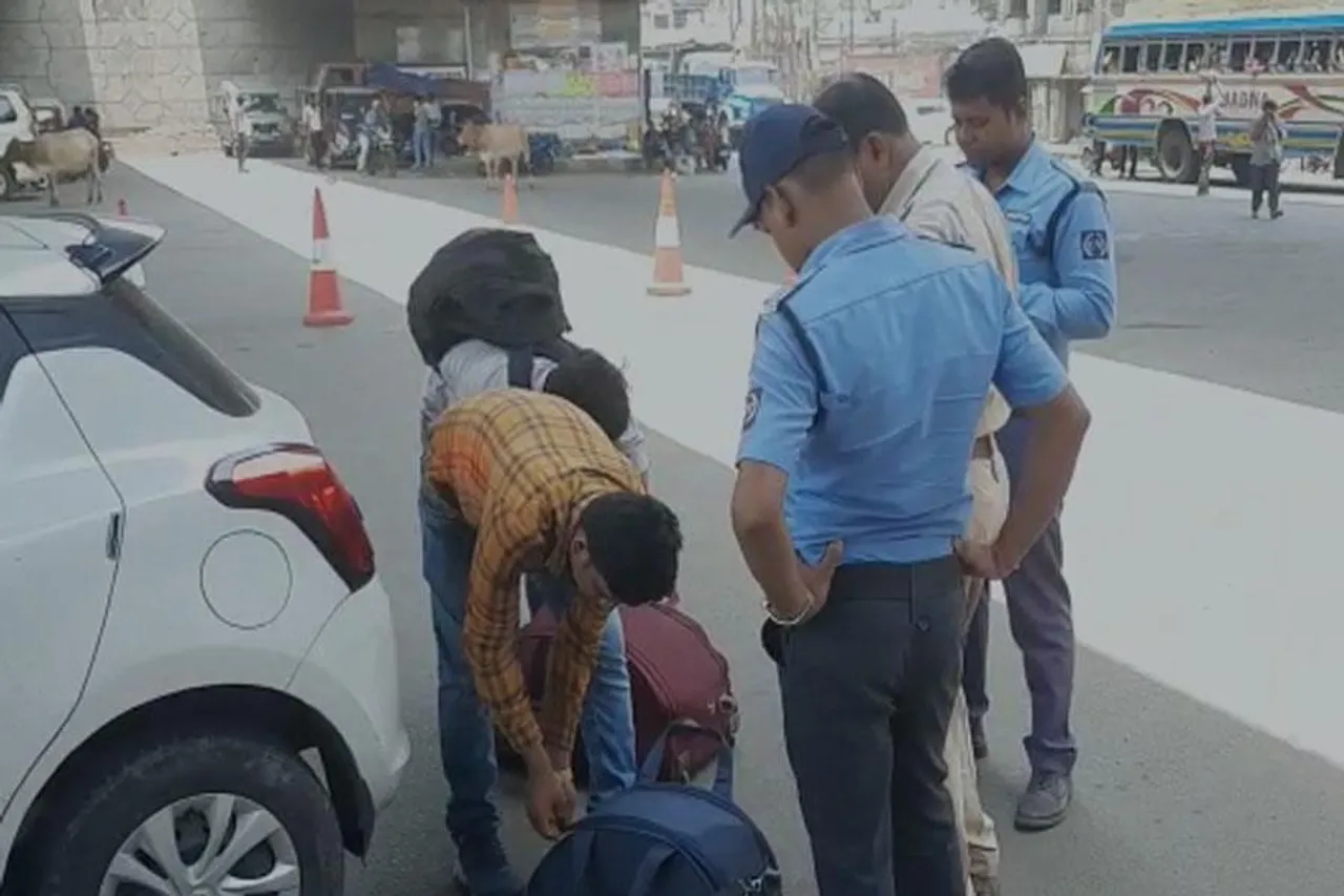 যাত্রীদের ব্যাগ খুলে নাকা চেকিং পুলিশের, দেখুন ভিডিও