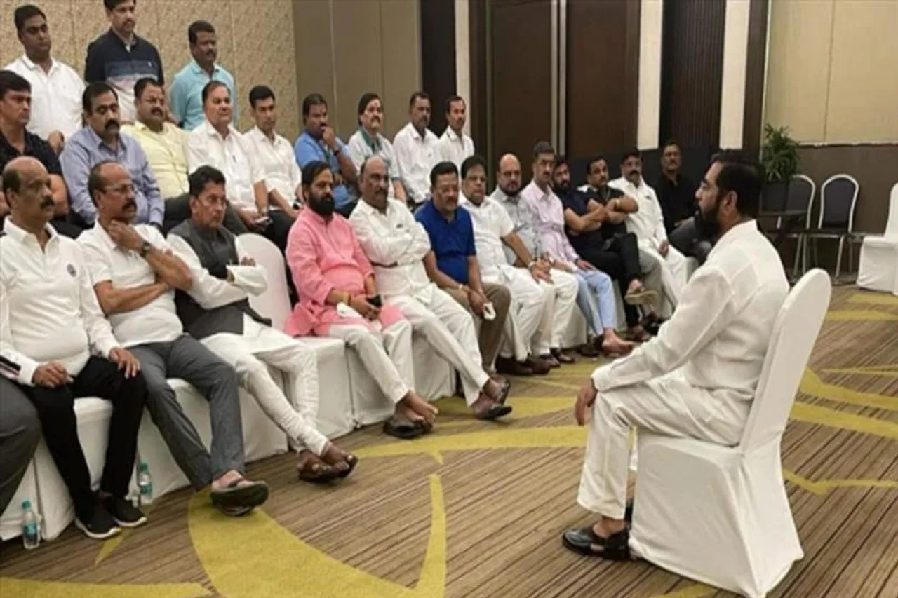 Maharashtra crisis: গুয়াহাটির হোটেলে বুকিং ডেট বাড়াল বিদ্রোহীরা