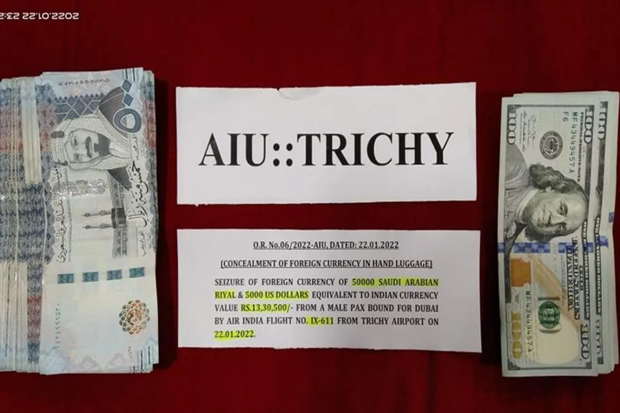 বিমানযাত্রীর কাছ থেকে উদ্ধার সৌদি ও ইউএসের কয়েক লক্ষ টাকা!