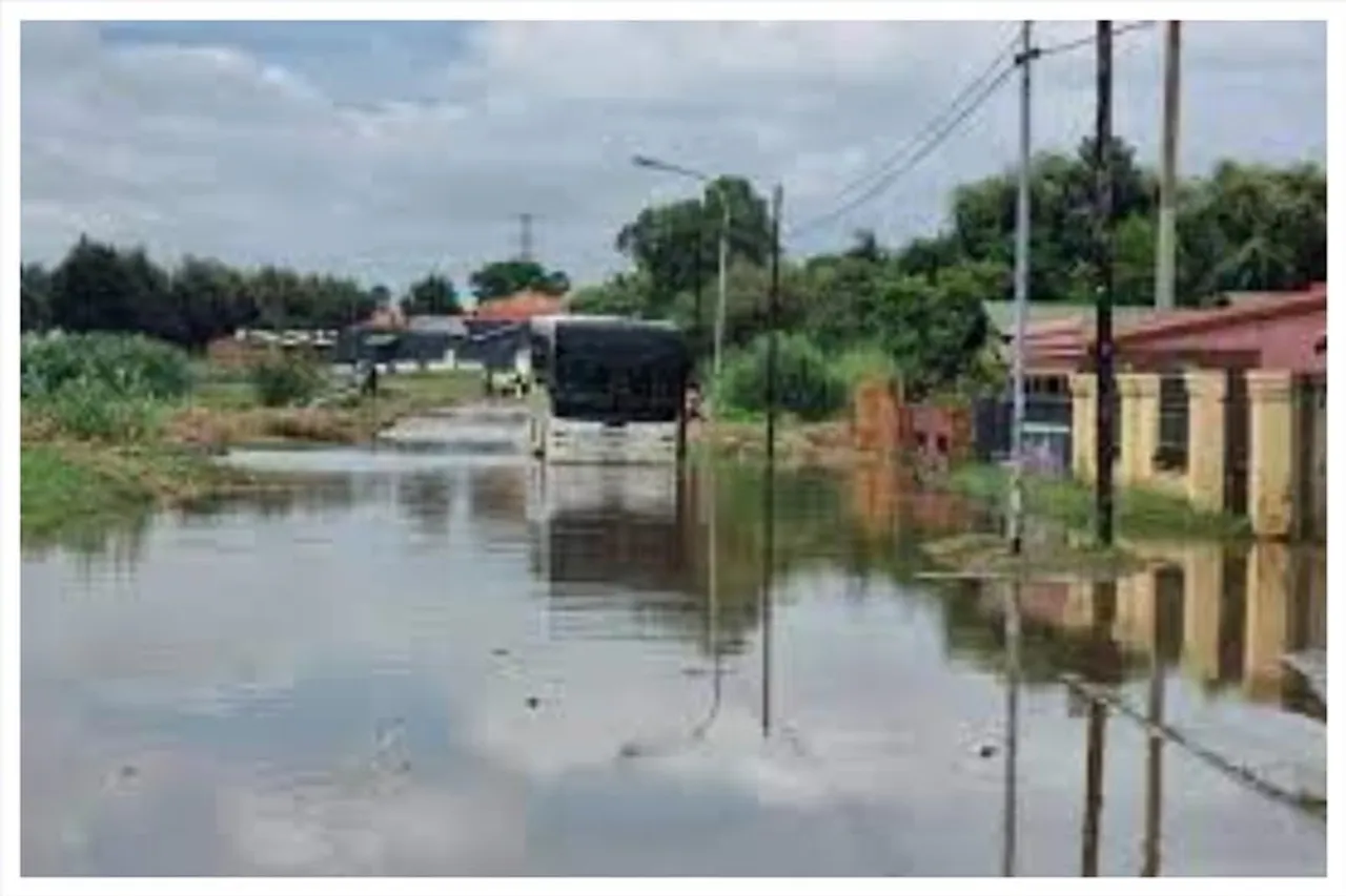 ভারী বৃষ্টিপাতের জেরে ব্যাহত হয়েছে দক্ষিণ আফ্রিকার পরিষেবা