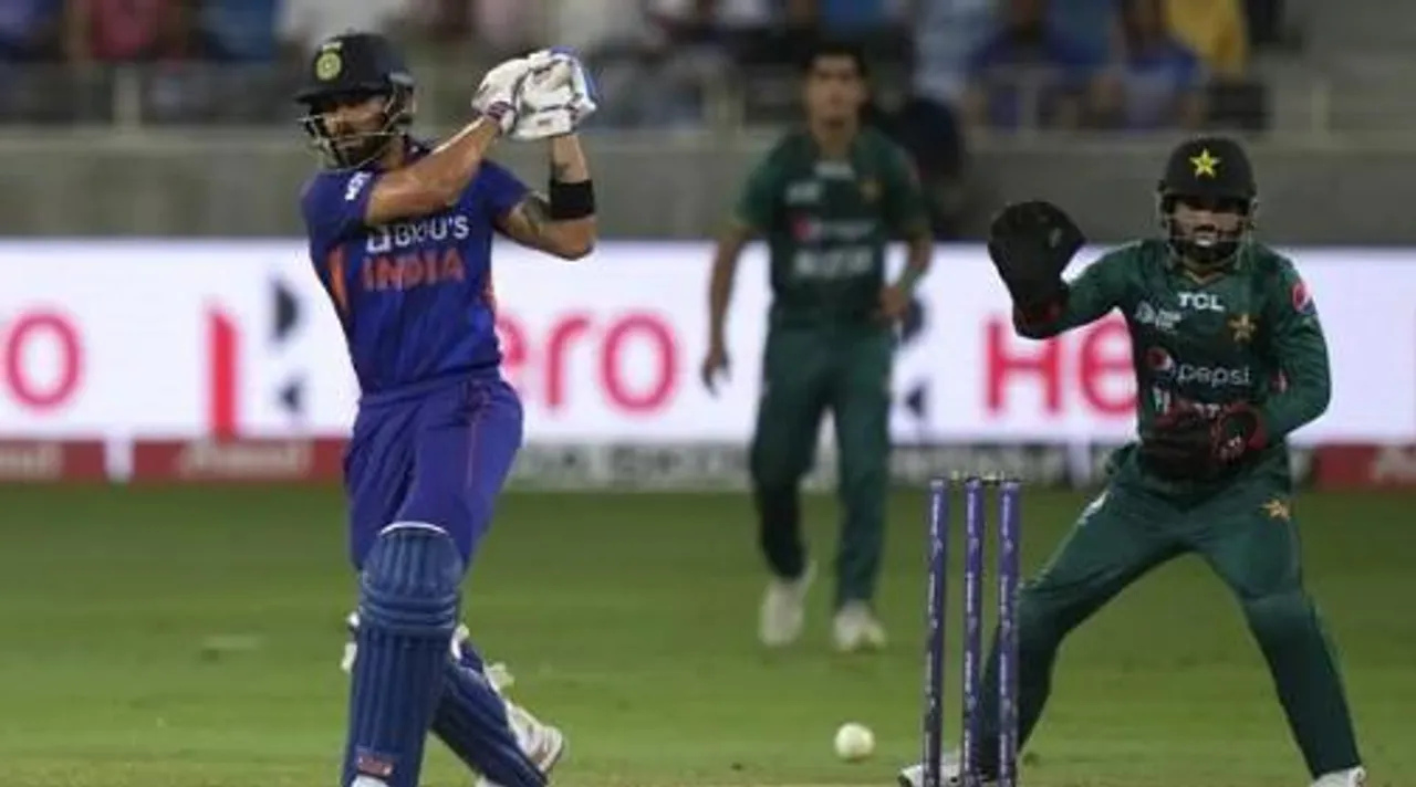 ছক্কা হাঁকিয়ে হাফ-সেঞ্চুরি কোহলির