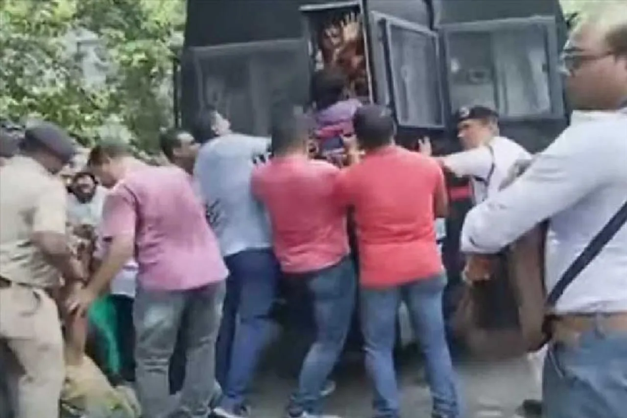 টেট-উত্তীর্ণদের টেনে, হিঁচড়ে সরাল পুলিশ