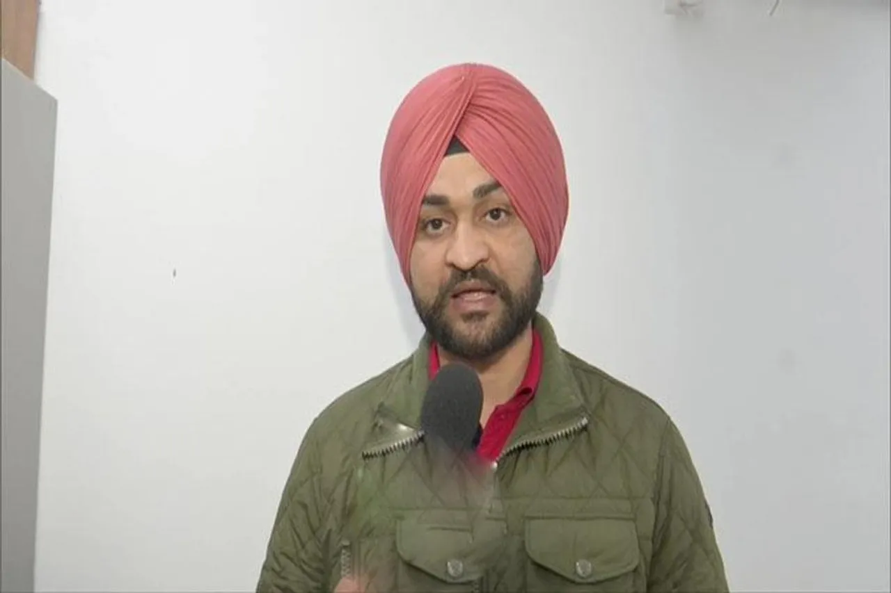 মুখ্যমন্ত্রীর কাছে মন্ত্রিত্ব হস্তান্তর করলেন প্রাক্তন হকি খেলোয়াড়