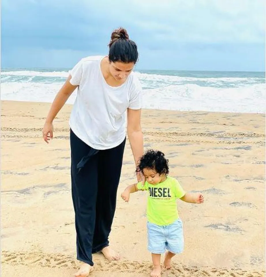 সমুদ্র সৈকতে মায়ের হাত ধরে ছোট্ট ইউভান, আবেগঘন পোষ্ট রাজের