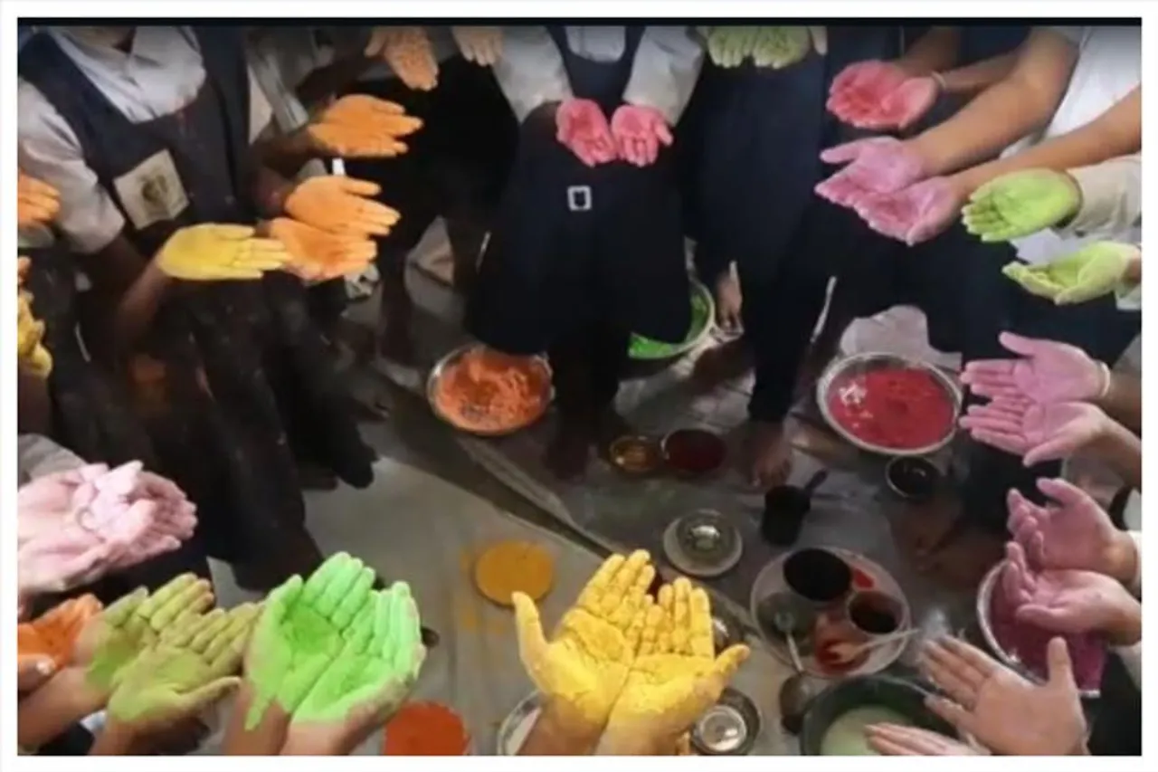 সৃজনশীল ভাবনা, ভেষজ আবির তৈরি করল বিদ্যালয়ের খুদেরা