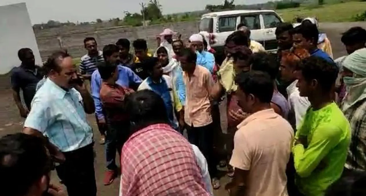 জমি বিক্রির মূল্য, বর্গাদারের টাকা সহ অন্যান্য বকেয়া টাকা না মেলায় বিক্ষোভ স্থানীয় বাসিন্দাদের