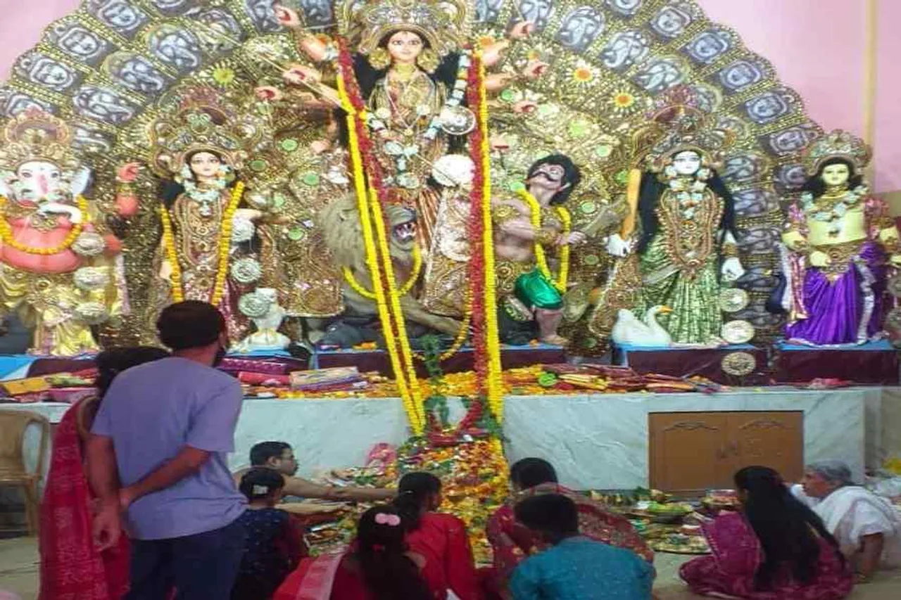 বিদ্যায়তন সরণিতে চলছে পুজো