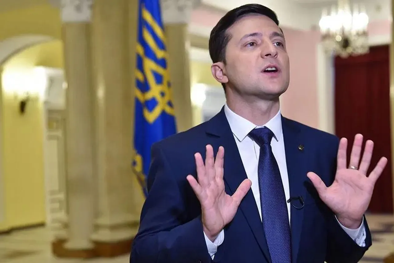 যুদ্ধ আবহে চোখ মারছেন জেলেনস্কি, ভাইরাল ভিডিও