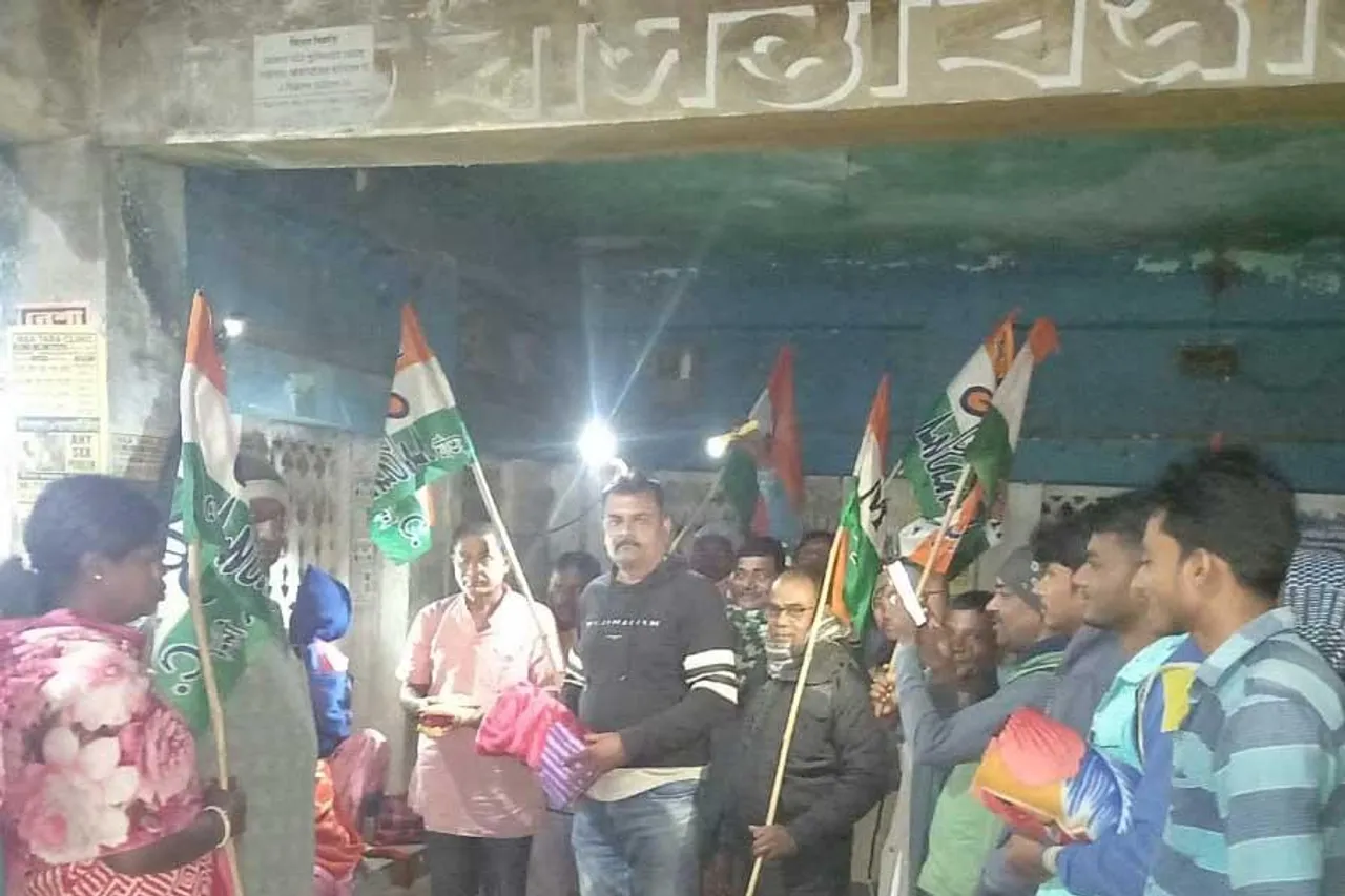 বিধায়ক ও ব্লক সভাপতির উদ্যোগে দুঃস্থদের কম্বল বিতরন কর্মসূচি