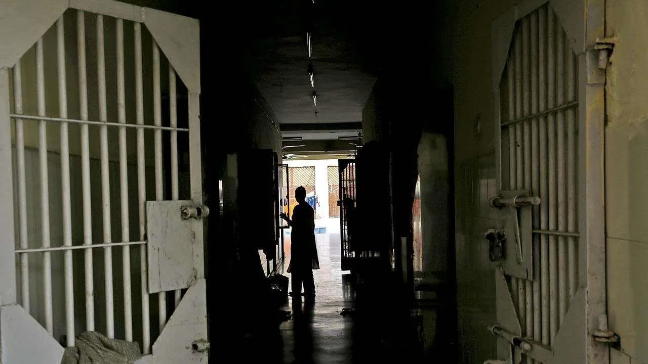 প্রেসিডেন্সি জেলে অভিযান চালালো পুলিশ