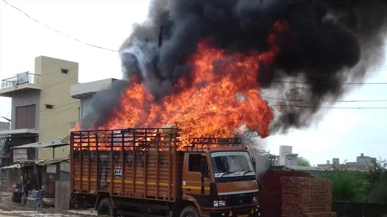 হাবড়ায় তুলো বোঝাই চলন্ত গাড়িতে আগুন