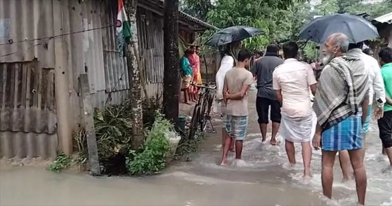 ডেবরার দলবতিপুর এলাকা ও সিএডিসি চত্ত্বর জলমগ্ন