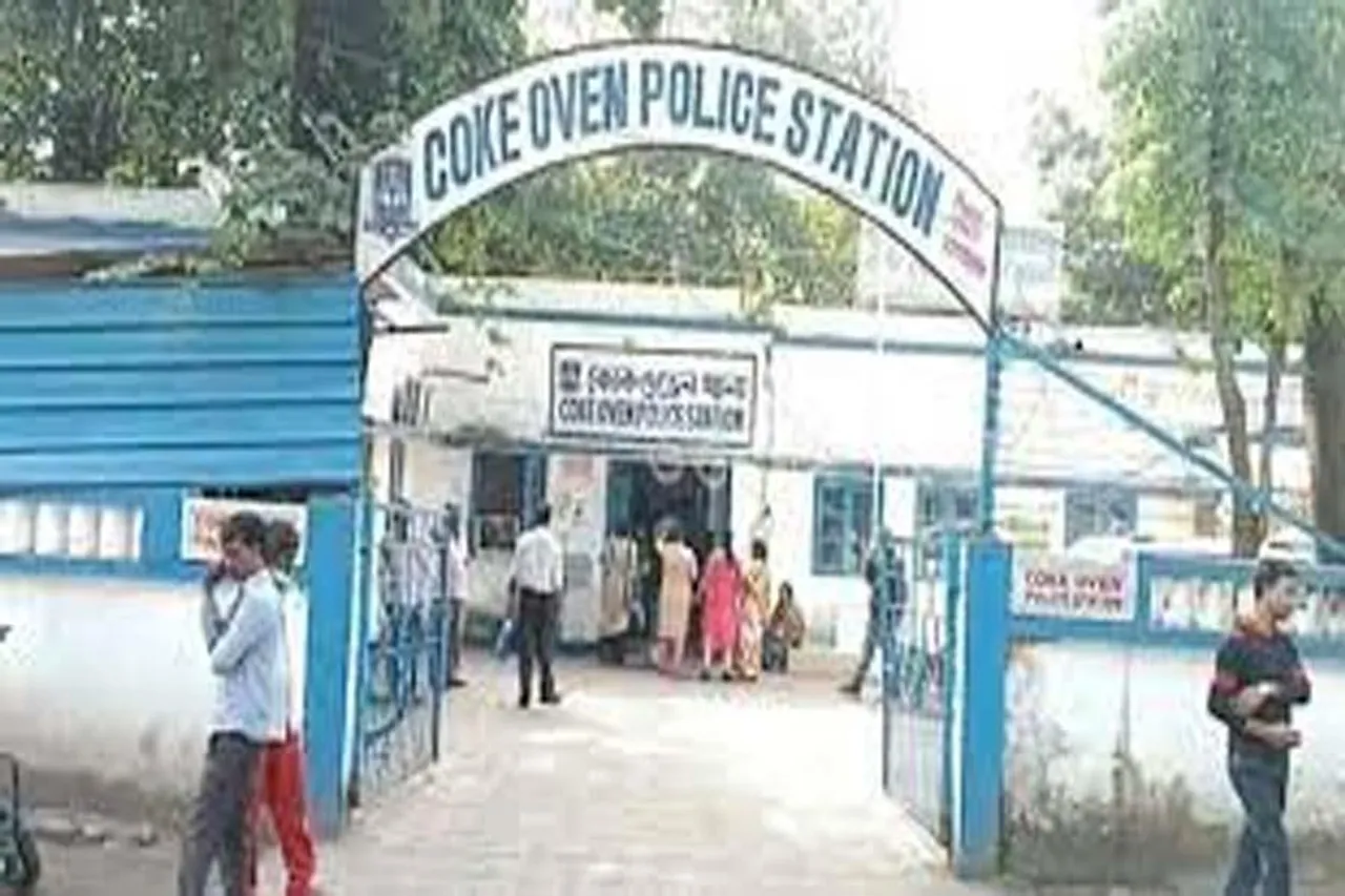 রক্তাক্ত অবস্থায় আহত স্ত্রী, সামনে ঝুলন্ত স্বামী, চঞ্চল্য ছড়াল এলাকায়