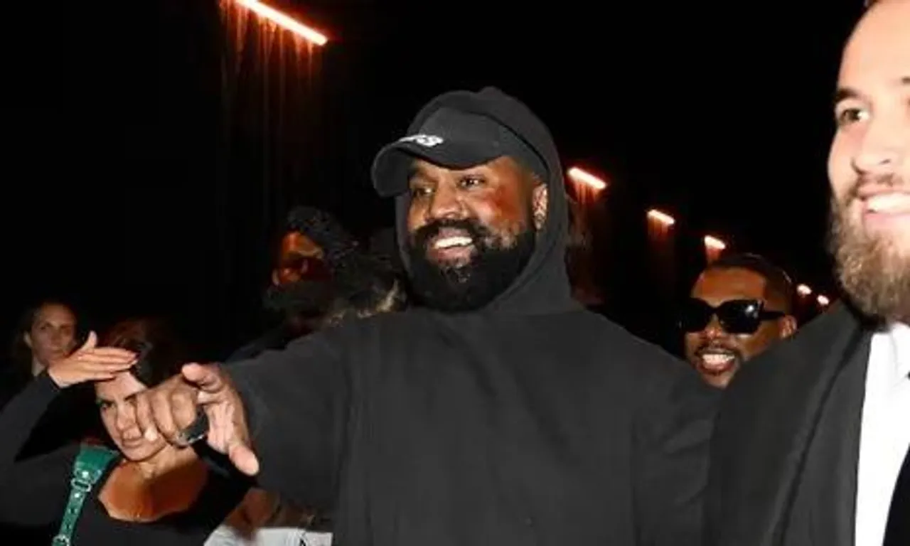 ইয়েজির শোতে 'হোয়াইট লাইভস ম্যাটার' টি-শার্ট  পরে দেখা গেল কানয়ে ওয়েস্টকে