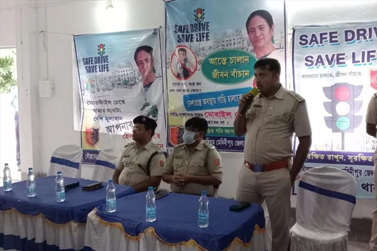 পুলিশের উদ্যোগে সেফ ড্রাইভ সেভ লাইফ-এর একটি অনুষ্ঠান