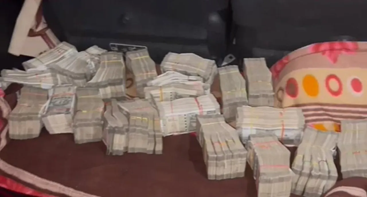 ঝাড়খণ্ডগামী গাড়ি থেকে উদ্ধার  টাকা