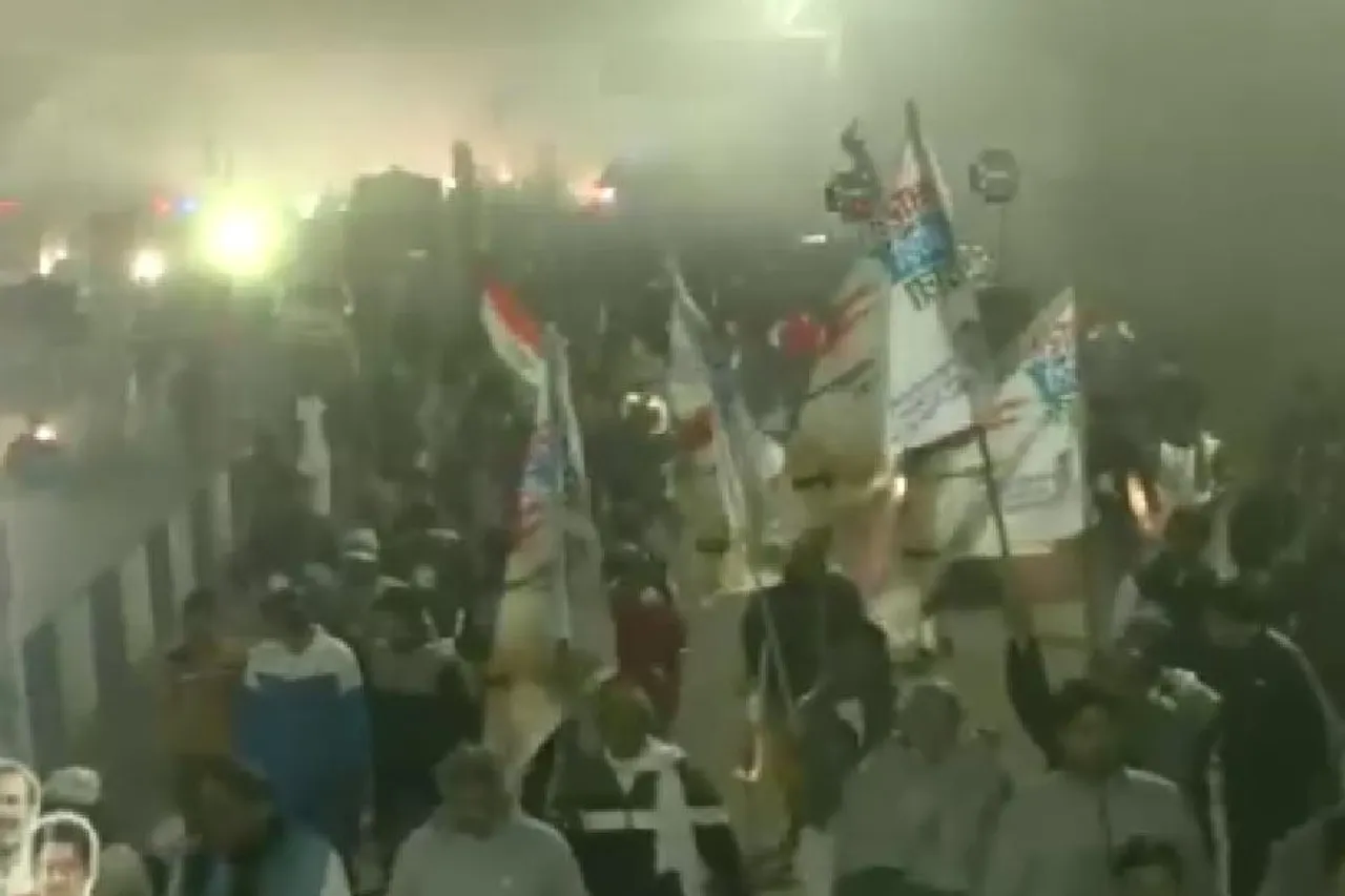 ঘন কুয়াশার মধ্যে চলছে যাত্রা