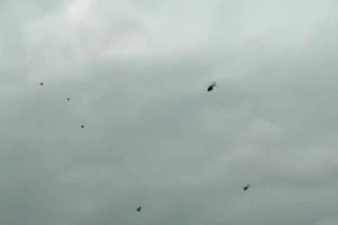 কালো পতাকা নয়, এবার প্রধানমন্ত্রীকে দেখানো হল কালো বেলুন