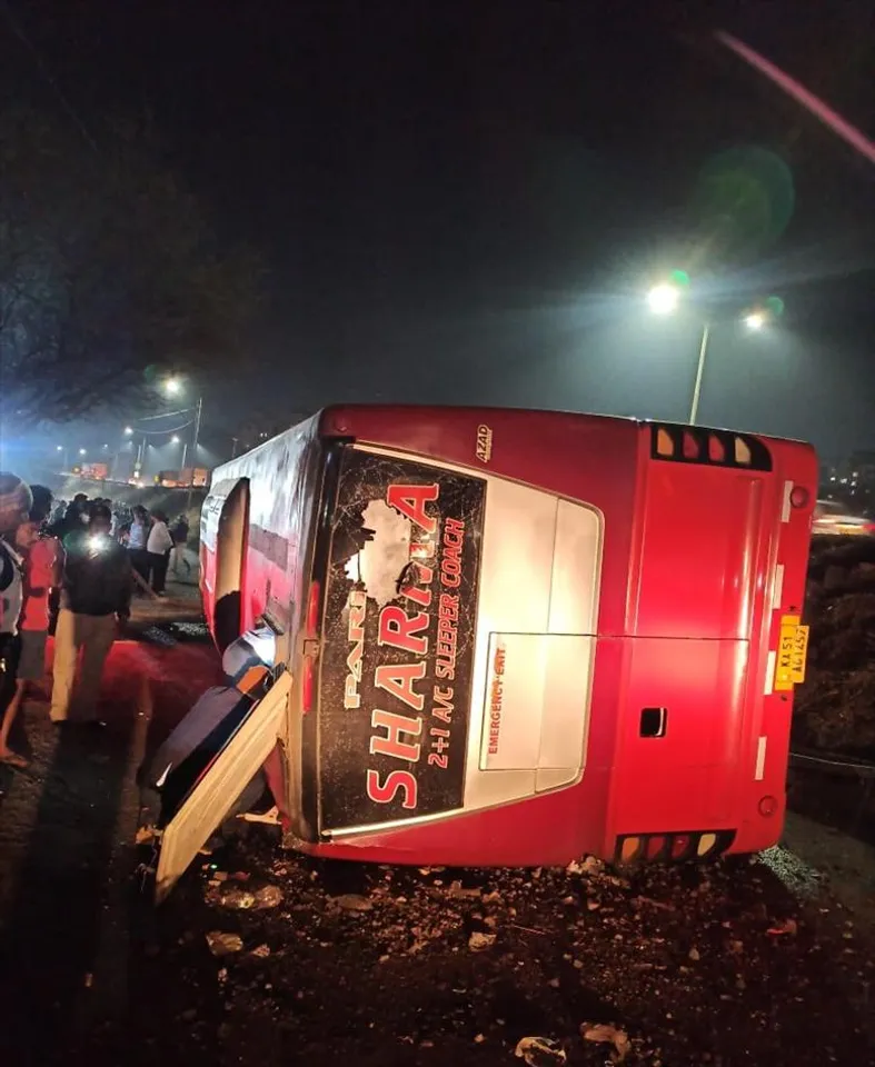 মধ্যরাতে ভয়াবহ দুর্ঘটনার কবলে বেঙ্গালুরুগামী বাস, আহত বহু