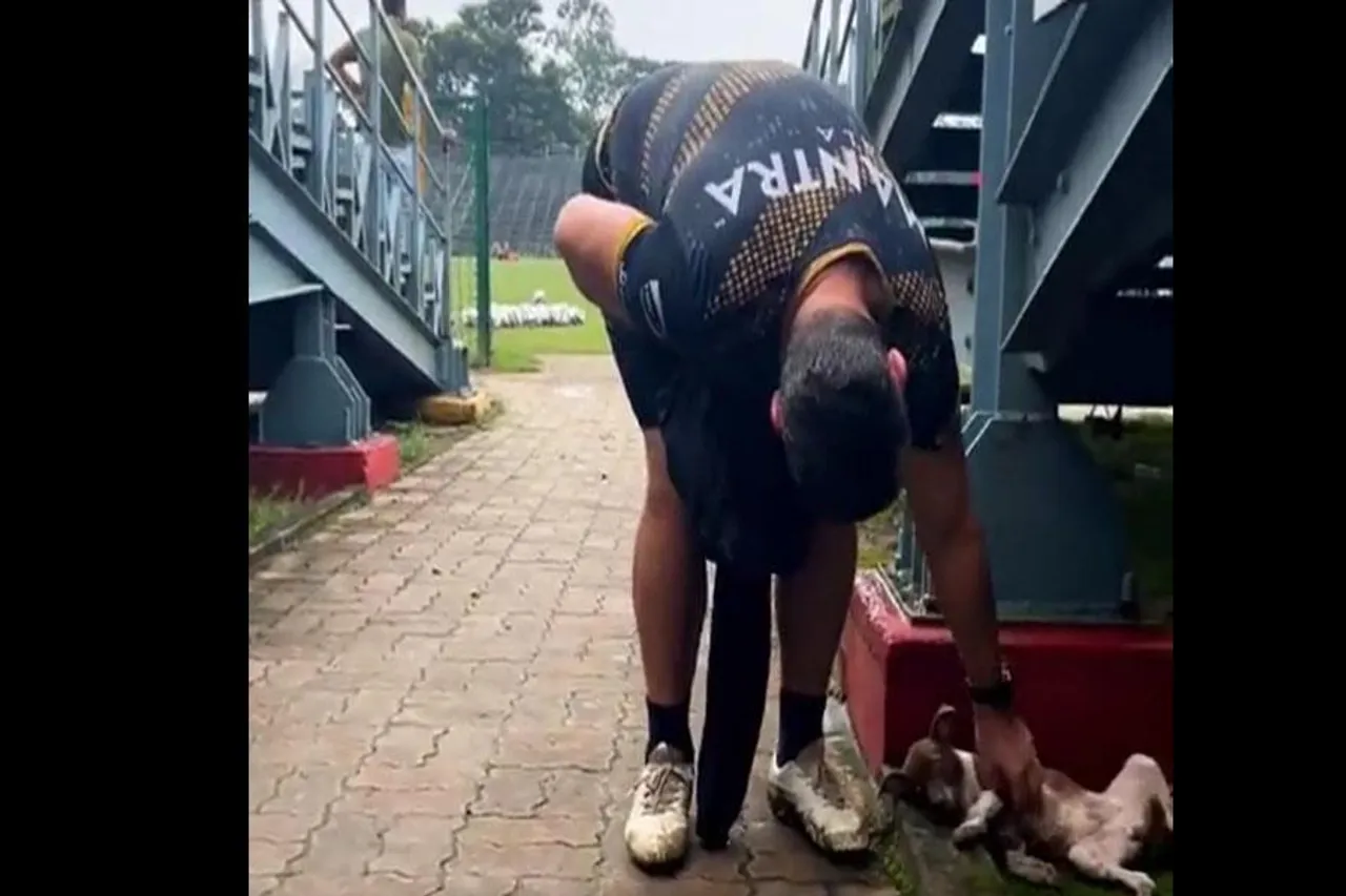 ছোট্টো সারমেয়কে নিয়ে মজে ইস্টবেঙ্গলের দুই কোচ