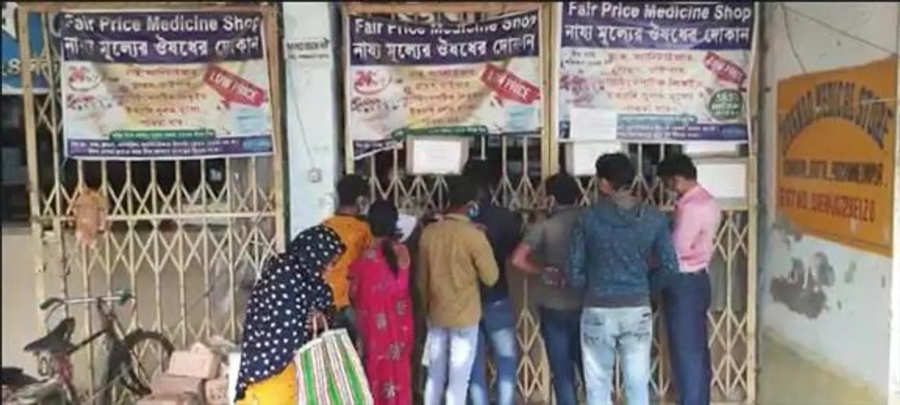 ওষুধ কিনতে গিয়ে সমস্যায় রোগীর পরিজন