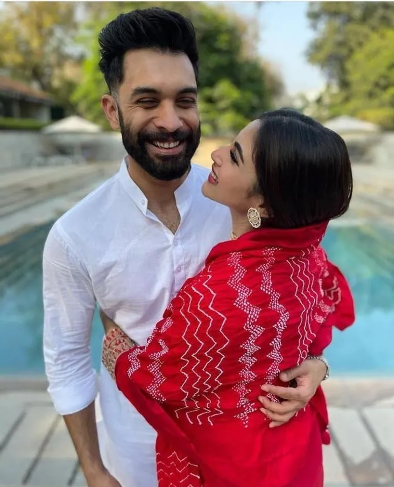 সঙ্গীর সঙ্গে ছবি শেয়ার করলেন মৌনি