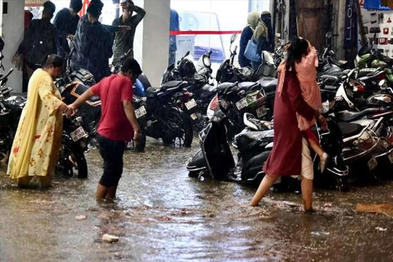 বৃষ্টির কারণে বন্ধ হচ্ছে স্কুল