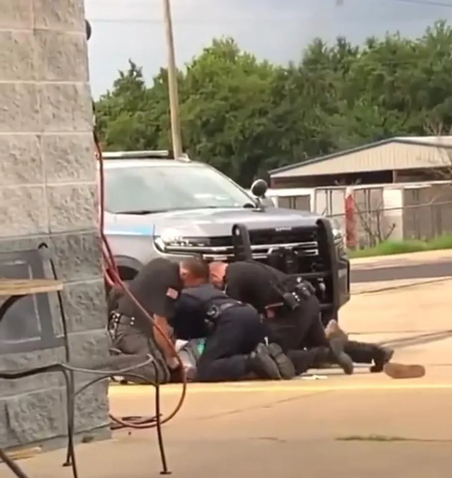 গ্রেফতারের সময় বল প্রয়োগের জন্য বরখাস্ত পুলিশ কর্মকর্তা, রইল ভিডিও