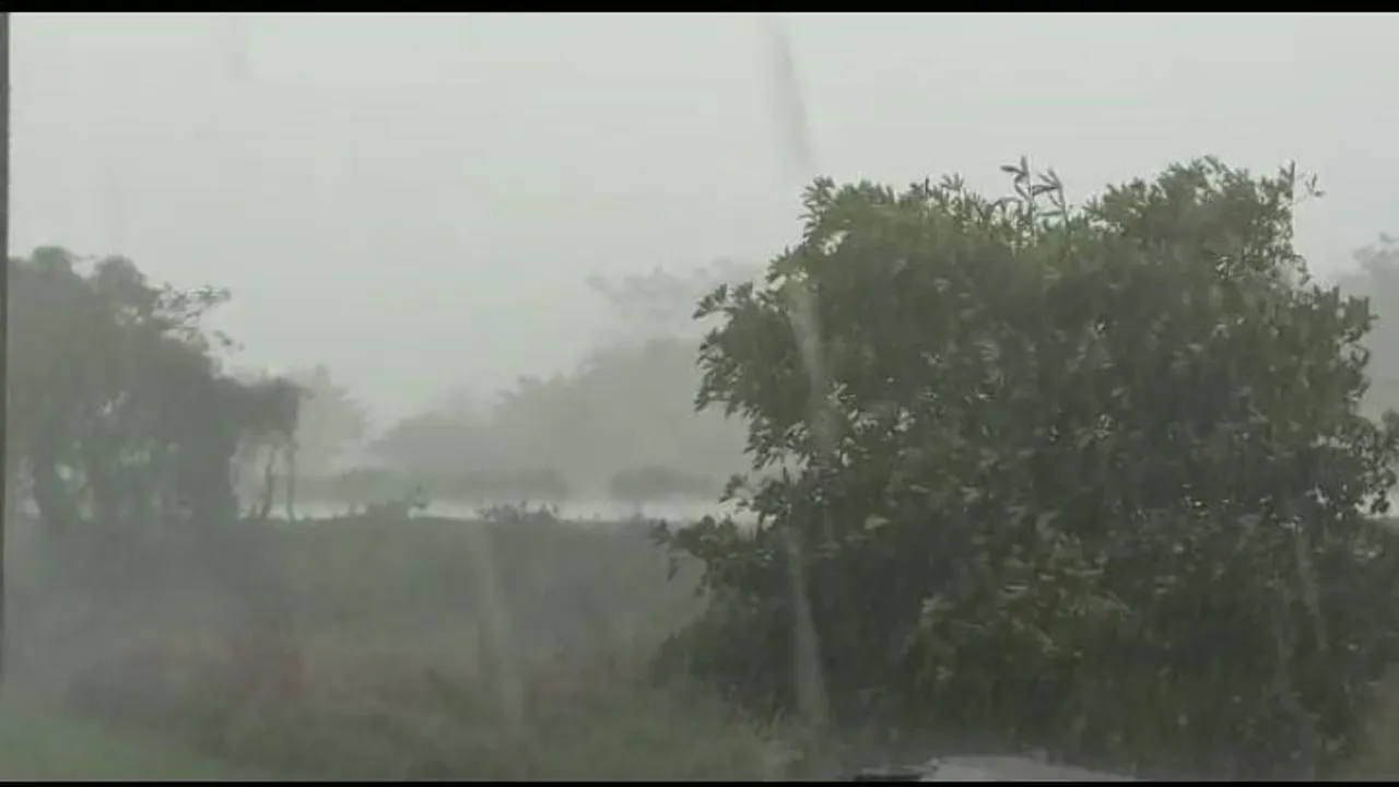 প্রবল বৃষ্টি পশ্চিম মেদিনীপুরের বিভিন্ন এলাকায়