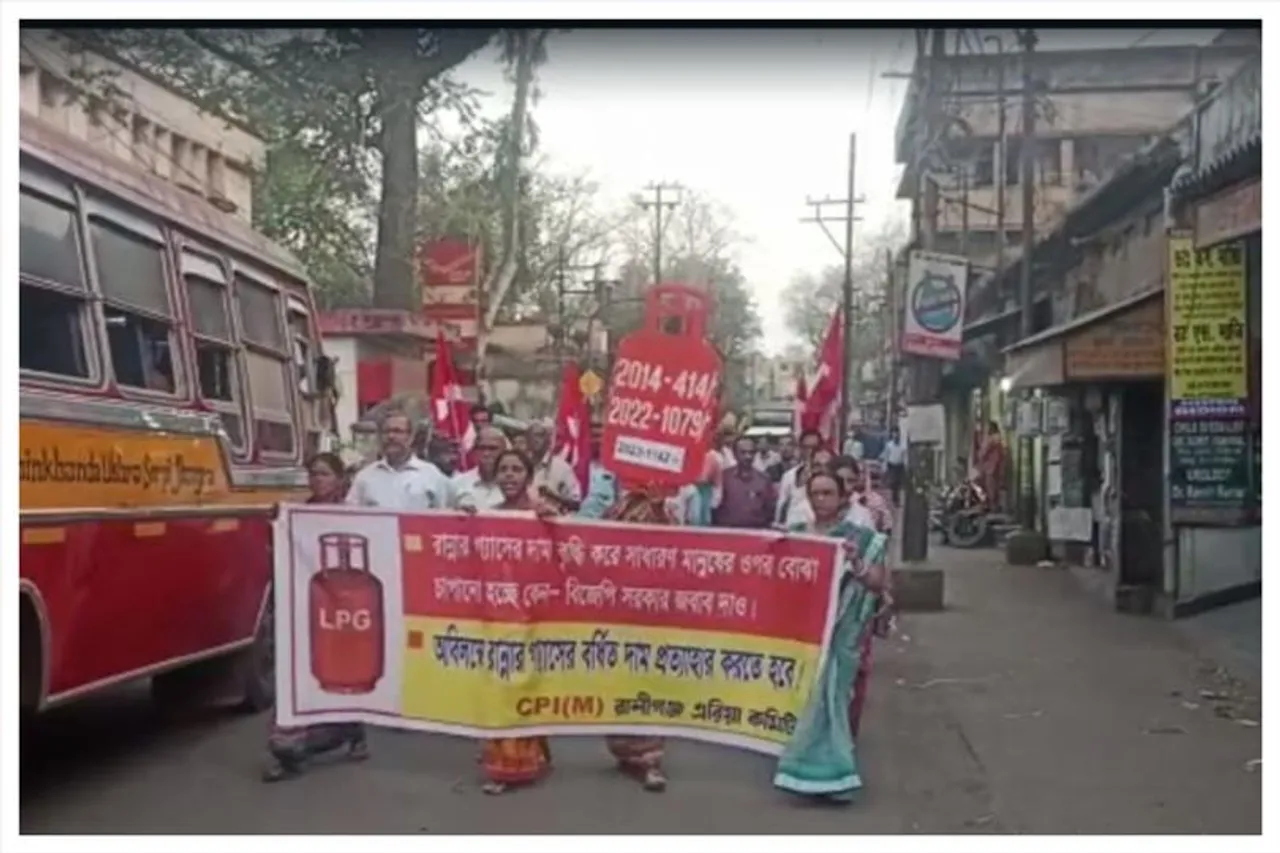 'রান্নার গ্যাসের দাম প্রত্যাহার করতে হবে', মিছিল থেকে উঠল দাবি