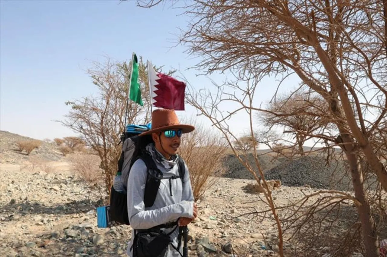 মরভূমির ওপর দিয়ে হেঁটে বিশ্বকাপ দেখতে যাচ্ছেন এক ব্যক্তি